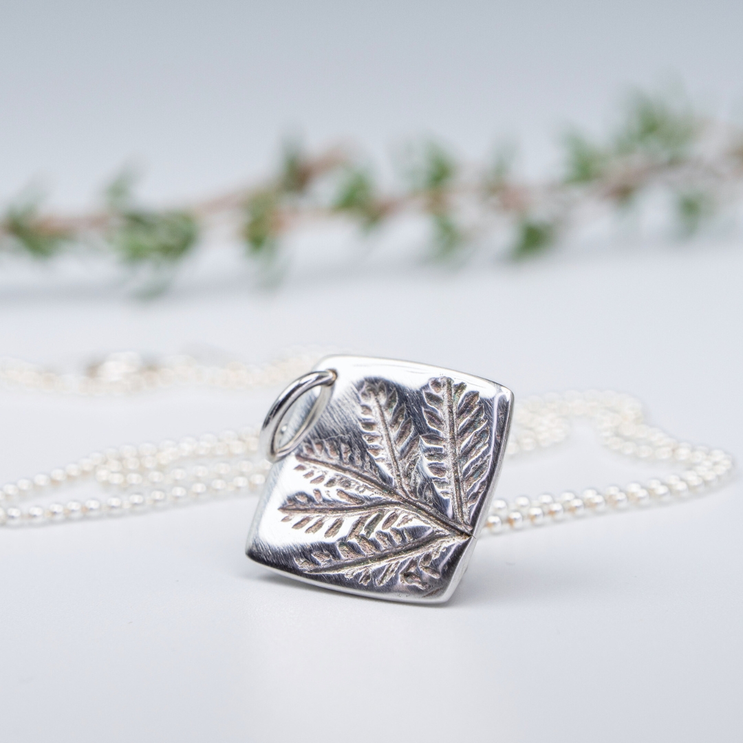 Schmuckstück aus Metal Clay Silver mit Pflanzenabformung